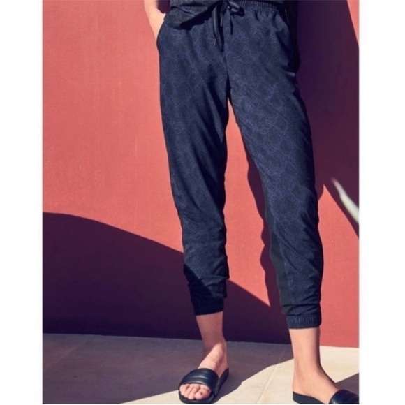 Athleta Brooklyn Jogger Pant Python Snake Printed Blue Black Tuxedo Athletic - Picture 1 of 12